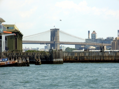 Pier im Vordergrund, Brooklyn Bridge im Hintergrund