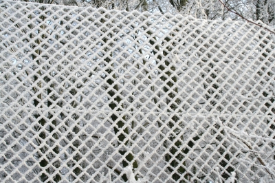 ein Zaun - wie aus weißem Garn gehäkelt