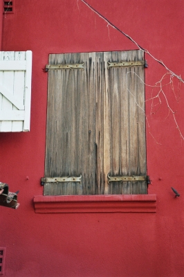 Fensterläden an rotem Haus