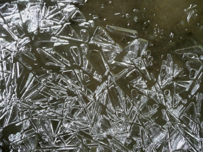 Eiskristalle im Wasser