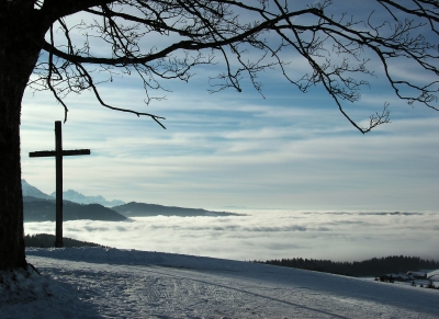 Nebelmeer mit Kreuz