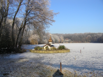 Miniaturkapelle im eisigen See