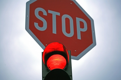 Rote Ampel mit Stopp-Schild
