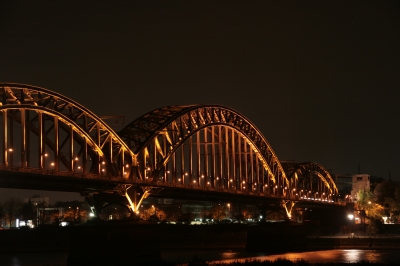 Nachtaufnahme der Kölner Südbrücke