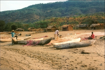 Fischer am Strand des Malawisees