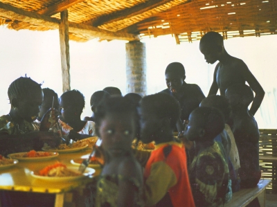 Kindern in Senegal beim Essen