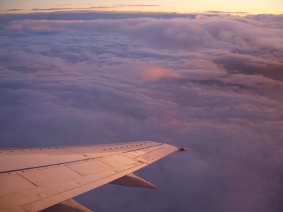 Blick aus dem Flugzeug bei Sonnenaufgang