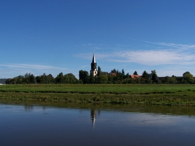 Kirche in Radebeul Serkowitz von der Elbe aus