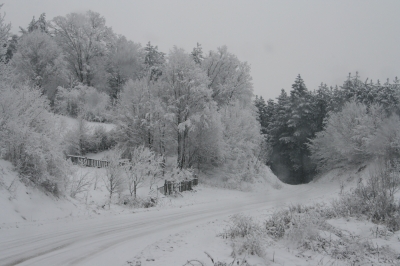 sehr verschneite Straße in Serbien