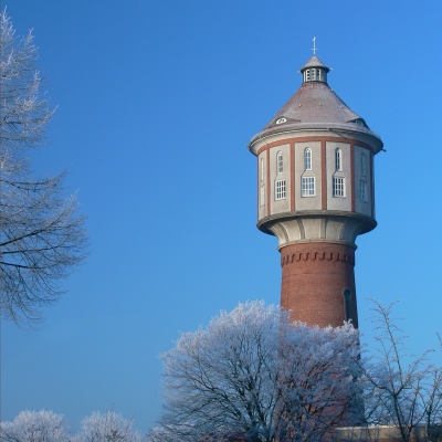 Wasserturm in Winterlandschaft