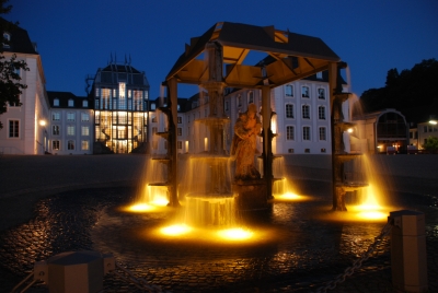 Schlossbrunnen bei Nacht