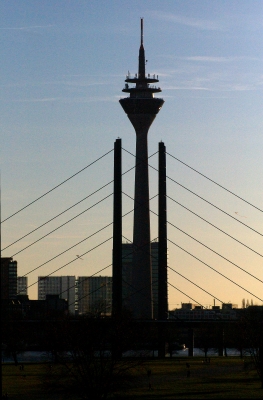 Rheinturm mit Brücke