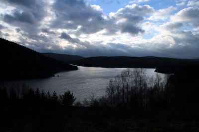 Talsperre Eibenstock im Gegenlicht