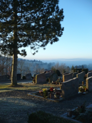 Friedhof vor Morgennebel