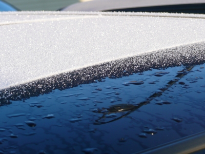 Eis auf dem Autodach