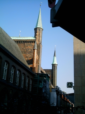 Lübecker Rathausspitzen in erster Sonne