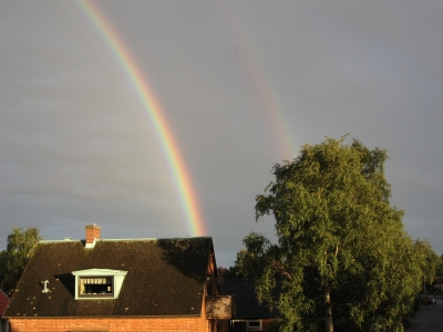 zwei Regenbogen zw. Haus und Baum