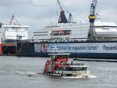 Hafenbild - Fährschiffe im Dock