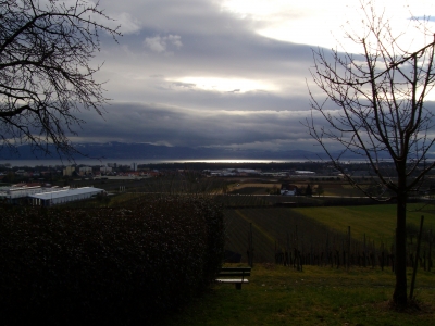 Die Sonne druckt durch die Regenwolken