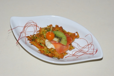 Zucchini-Möhren-Medaillon mit Lachs