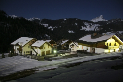 Alpendorf bei Nacht