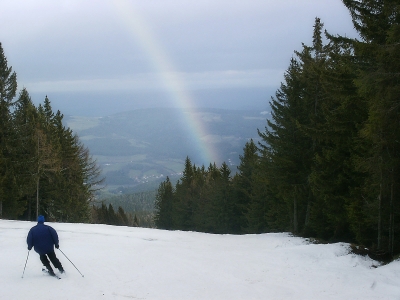 Schifahrer und Regenbogen