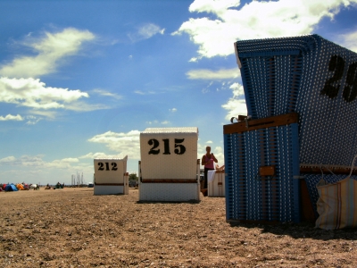 Strandkorb im Wolkenschatten