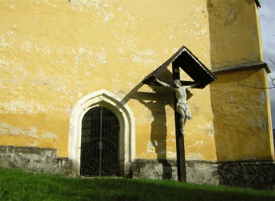 Kirche mit gelber Fassade
