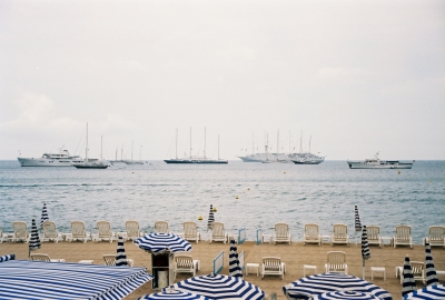 Menschenleerer Strand in Cannes