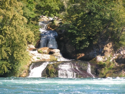 Kleiner Wasserfall am Rhein