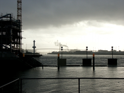 Hafenbild - Regen über der Elbe