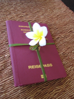 geschenkverpackter Reisepass