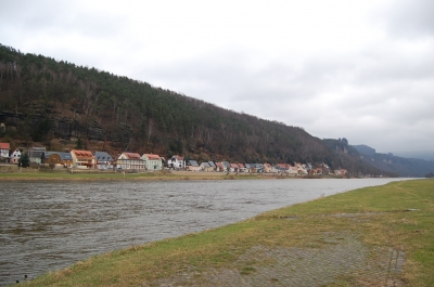 Elbblick flußaufwärts mit Bad Schandau