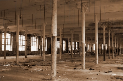 Säulen in alter Fabrik