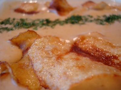 Kartoffelchips in bzw. auf der Steinpilzcremesuppe