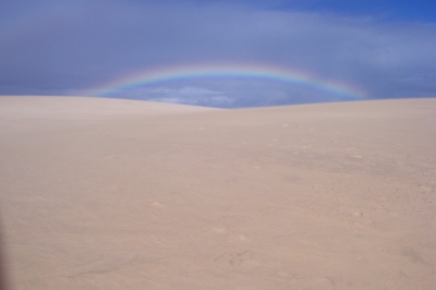Regenbogen über Dünenlandschaft