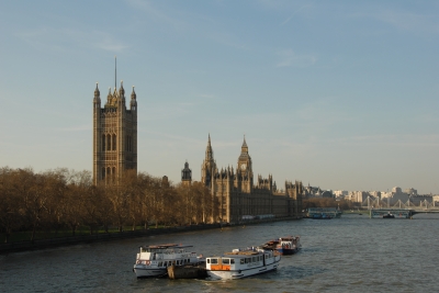 Blick auf Themse mit House of Parliament und Big Ben