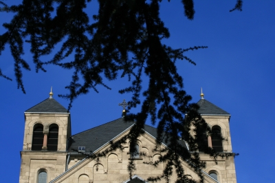 himmelblauer Kirchenbaum