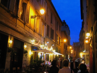 Altstadt in Rom am Abend