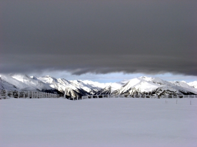 Wolken Berge und Schnee