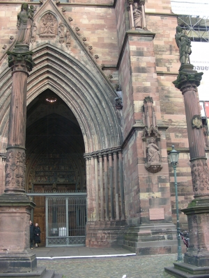Eingangsportal ins Münster von Freiburg im Breisgau