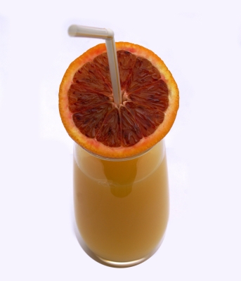 Orangensaft mit Strohhalm