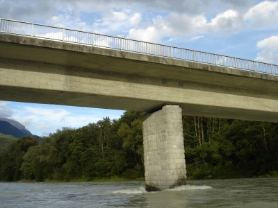 Brücke vom Fluss aus
