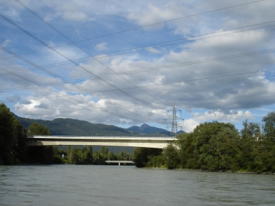 Hochspannende Kreuzung über einer Brücke