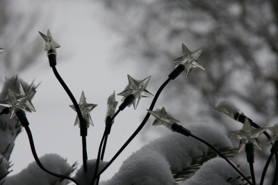 Erloschene Lichtersterne im Schnee