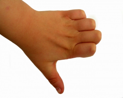 Kinderhand Handrücken Finger rein Daumen raus links