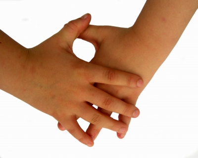 Kinderhände Handrücken aufeinander (2)