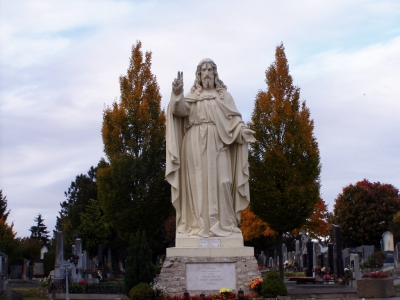 Jesus-Statue auf dem Baumgartner Friedhof