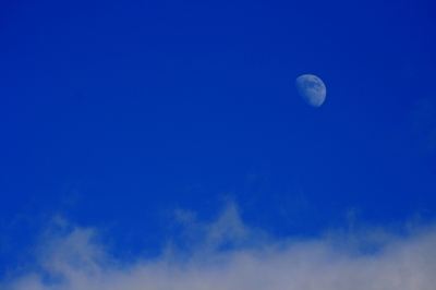 Mond und Wolke
