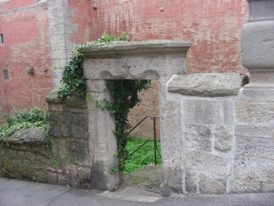 Eingang neben der St. Jakobs Kirche in Rothenburg